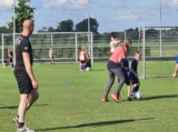 Laatste training S.K.N.W.K. JO8-1 (partijtje tegen de ouders) van maandag 2 juni 2025 (47/123)